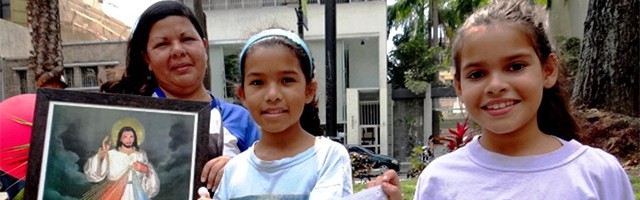Con 9 años ya es habitual verla dando de comer a los indigentes: una lección aprendida de su madre