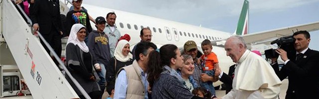 Francisco predica con el ejemplo y vuelve a Roma en su avión con 12 refugiados tras visitar Lesbos