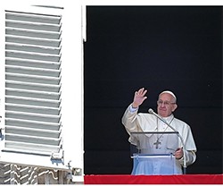 «Nadie puede llamarse seguidor de Jesús, si no escucha su voz», el Papa en el Regina Coeli