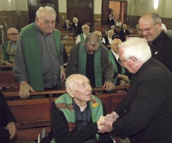 El cardenal Antonio Cañizares saluda a unos sacerdotes ancianos retirados en Valencia