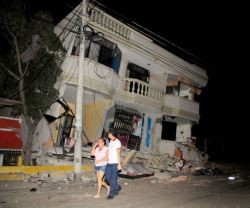 Una casa de Guayaquil dañada por el terremoto del sábado en Ecuador