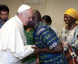El Papa Francisco en su visita al Centro Astalli de refugiados en 2013