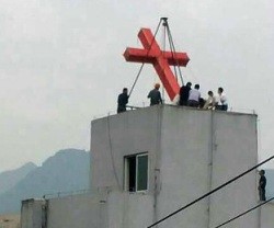 Desde 2013 las autoridades chinas retiran cruces de edificios o derrumban iglesias, pero ahora ha muerto una mujer en una demolición