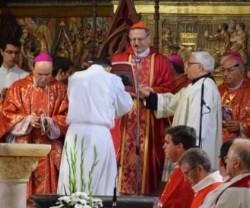 El cardenal Angelo Amato presidio la beatificación de los cinco mártires