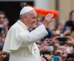 El Papa Francisco saluda a los peregrinos que acuden a la Plaza de San Pedro en las audiencias de los miércoles