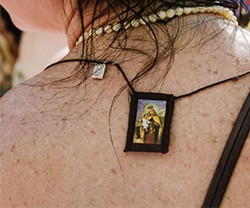 El escapulario no es un amuleto ni una moda, es una alianza con la Virgen María