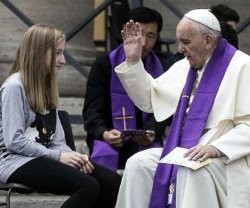 El Papa se sentó en el día de San Jorge a confesar adolescentes