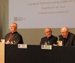 En la Universidad Francisco de Vitoria, Carlos Granados, el rector Daniel Sada, el cardenal Müller, el arzobispo Osoro y el obispo González Montes