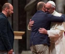 El Papa abraza a los gemelos Frattemico - tenían dinero, buscaban placeres... su dolor venía del sinsentido de vivir sin Dios