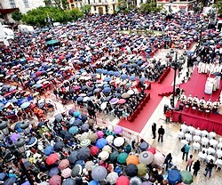 Miles de personas asistieron a la misa bajo la lluvia.