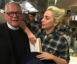 Lady Gaga se hace una foto con el padre John Duffell y comenta su homilía, que le ha gustado