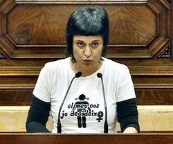 Anna Gabriel, en la tribuna del parlamento catalán, con una camiseta con un lema abortista: Sobre mi cuerpo decido yo.