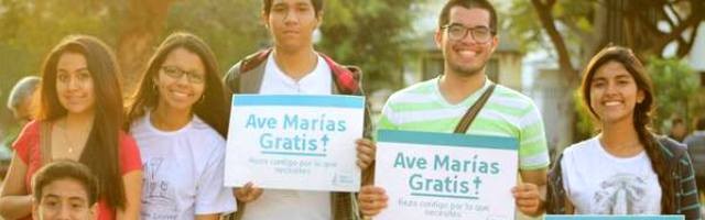 La idea surge después la JMJ de Brasil en 2013, cuando se unen jóvenes peruanos que deciden entregar su tiempo para rezar por otros en las calles