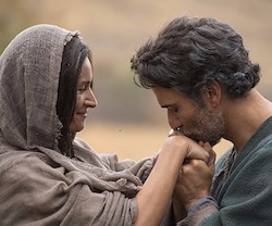 Bahia Haifi interpreta a la Virgen María y Noam Jenkins a San Pedro.