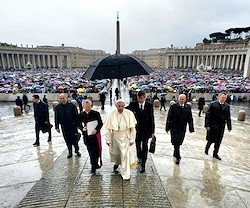 Francisco se acercó a saludar a los enfermos que no pudieron escucharle bajo la lluvia y lo hicieron desde el Aula Pablo VI.