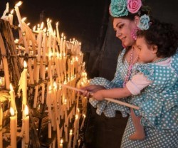 La peregrinación al Rocío mueve a muchos miles de personas con gran devoción cada año