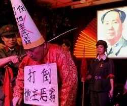 Una obra de teatro -fuera de China- sobre la Revolución Cultural, que no solo ridiculizaba sino que deportaba y asesinaba a millones