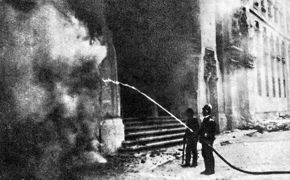 Iglesia quemada en la Segunda República.
