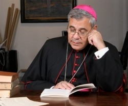 El arzobispo Javier Martínez lee la encíclica Laudato Si que le ha animado a crear este instituto internacional en Granada