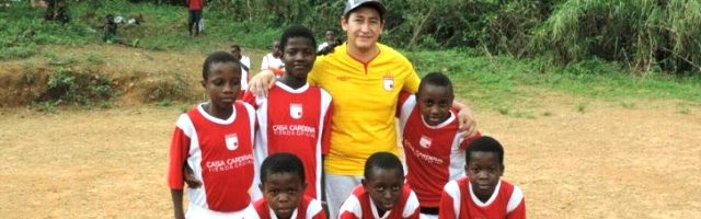 El padre William, en la selva de Camerún, con algunos de los chicos que entrena con camisetas de su equipo colombiano