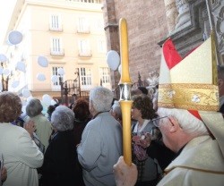 El cardenal Cañizares en el Jubileo de las Familias, a la puerta de la catedral