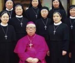 El obispo Zhang Huaixin, de Jixian, con unas religiosas de su diócesis - pasó 22 años en campos de trabajo forzado pero hizo crecer sus comunidades