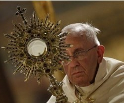 El Papa Francisco salió en procesión con la Santa Hostia