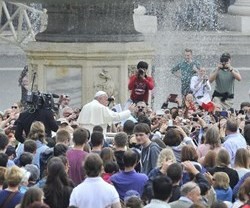 El Papa Francisco saluda a la multitud de peregrinos en la Plaza San Pedro de Roma