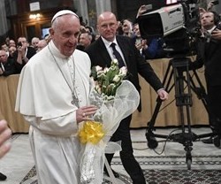 Los sacerdotes regalaron flores al Papa con motivo del Jubileo de la Misericordia