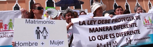 Concentración a favor de la familia ante la sede emblemática del PRI en Mérida, Yucatán