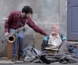 Música para acompañar a un anciano de la calle... el Papa pide orar contra esa soledad de la gran ciudad