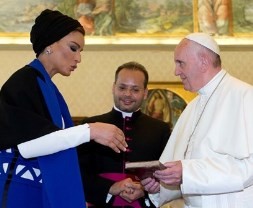 La jequesa de Qatar y Francisco hablaron de los católicos del país y la digitalización de libros vaticanos en árabe