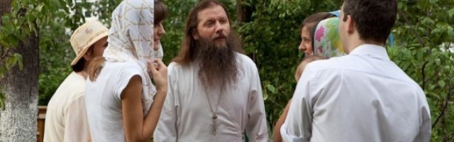 Un sacerdote ortodoxo habla con unos catecúmenos novatos en Rusia... se ha bautizado mucho dando poca o nula formación