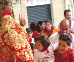 Ofrenda infantil a San Fermín en las calles de Pamplona... hasta que el cuatripartito llegó