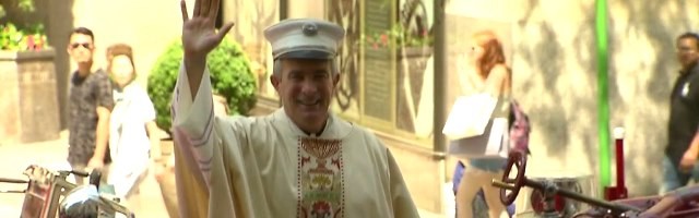 El padre Colucci, con su gorra de capitán de bomberos - servir a Dios en la madurez de su vida