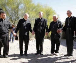 Obispos en 2014 rezan por migrantes en el desierto de Sonora, en Nogales - el de la izquierda es Cantú, y el de la derecha, Seitz