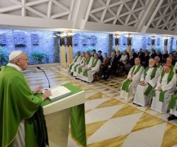 El Papa Francisco en Santa Marta anima a los cristianos a ser luz del mundo, con la oración