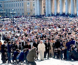 Miles de personas saludaron al Papa durante su recorrido por la Plaza de San Pedro.