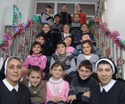 Las religiosas de Gyumrí con los niños de su hogar