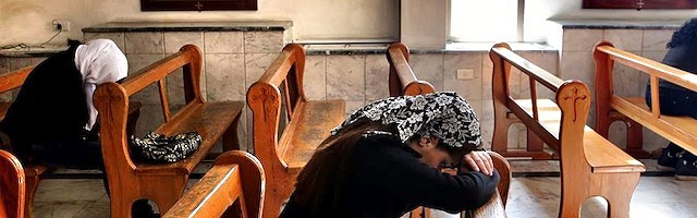Sirios cristianos rezando en Grecia: ¿unas preguntas del Trivial mal respondidas podrían impedir su asilo?