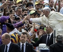 El Papa Francisco saluda a los peregrinos alegres de acudir a su catequesis de los miércoles
