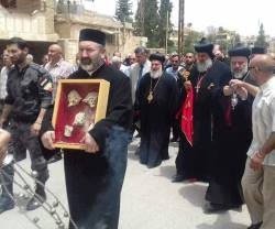 Procesión de cristianos con reliquias en Qamishli... justo antes del atentado con bomba