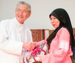 El arzobispo de Kuching en el acto de amistad con una asociación musulmana en la cena de iftar
