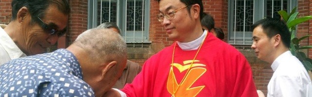 Tadeo Ma Daqin el día de la toma de posesión como obispo de Shanghái en 2012. Evitó la imposición de manos de un obispo ilícito