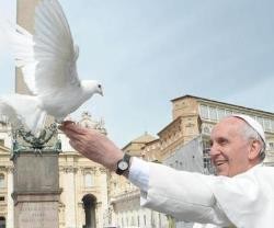 Francisco con una paloma blanca - piensa soltar palomas de la paz en la frontera turco-armenia