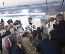 El Papa Francisco habla con los periodistas en vuelo hacia Armenia