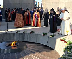 El Papa en el Memorial del Gran Mal armenio en Tzitzernakaberd: «Aquí rezo con dolor en el corazón»