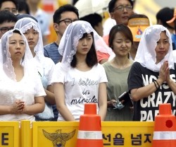 Coreanos católicos asisten a una reciente ceremonia de beatificación en Seúl al aire libre