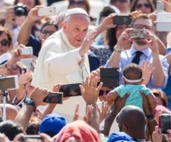 El Papa Francisco saluda a los peregrinos en la última audiencia del curso
