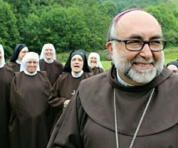 El arzobispo Jesús Sanz está encantado de acoger a las Carmelitas Samaritanas en Asturias